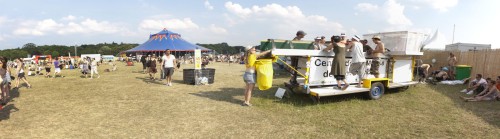 Eco-Emballages est partenaire des Solidays 2010. Panoramique du centre de tri mobile de l'association "Les Connexions" qui permet de trier les dchets des festivaliers. centre tri mobile Solidays Paris 2010